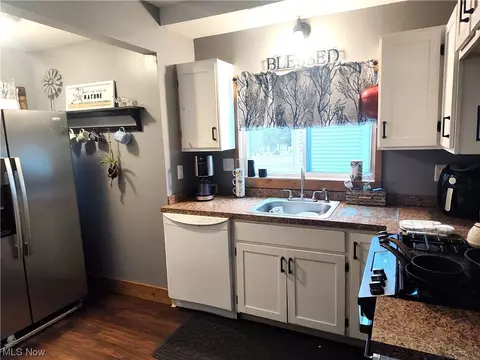 Kitchen - 5924 Hillcrest Ave, Ashtabula, OH 44004 photo 7 of 10
