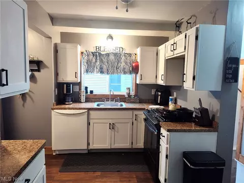 Kitchen - 5924 Hillcrest Ave, Ashtabula, OH 44004 photo 5 of 10