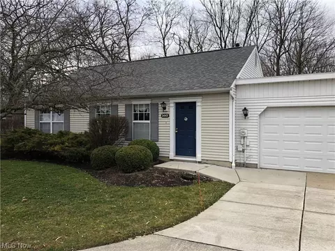 3443 Brookpoint Ln, Cuyahoga Falls, OH 44223