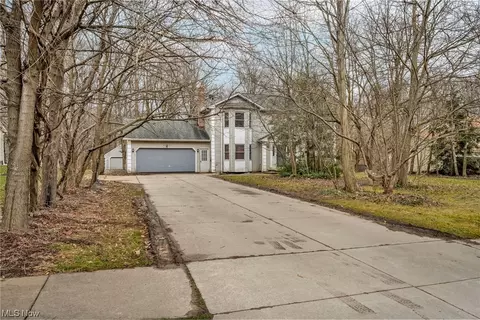 8647 Wiltshire Dr, Macedonia, OH 44056