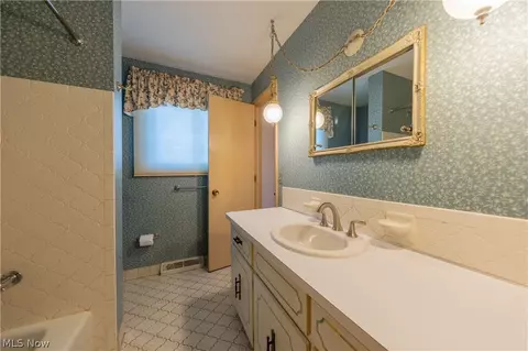 Bath - 6606 Copley Ave, Solon, OH 44139 photo 3 of 4
