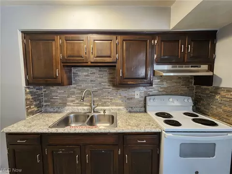 Kitchen - 275 E 264th, Euclid, OH 44132 photo 3 of 4