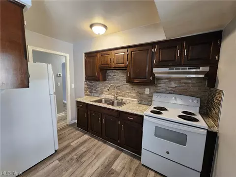 Kitchen - 275 E 264th, Euclid, OH 44132 photo 2 of 4