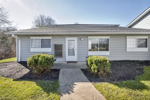 27069 Oakwood Cir #101W, Olmsted Falls, OH 44138