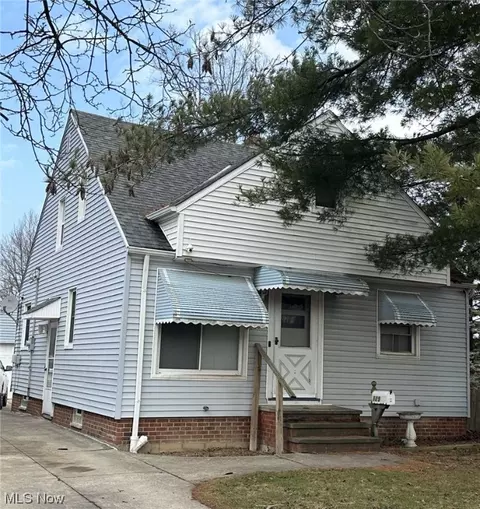 12909 Park Knoll Dr, Garfield Heights, OH 44125