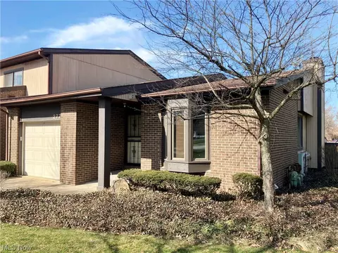 277 Stone Arch Dr, Akron, OH 44307