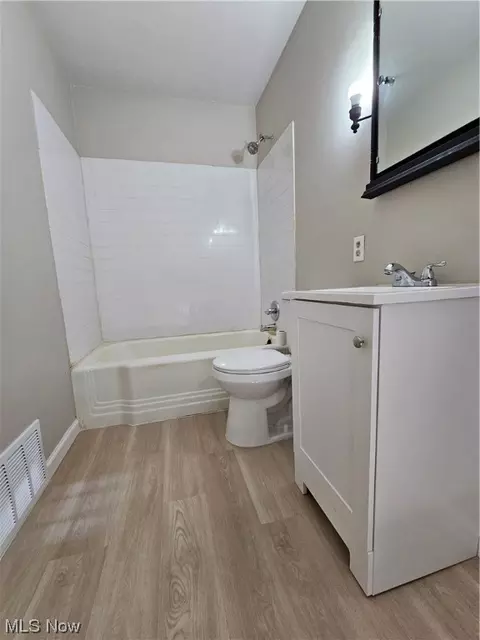 Bath - 2248 Hamilton Ave, Lorain, OH 44052 photo 2 of 2