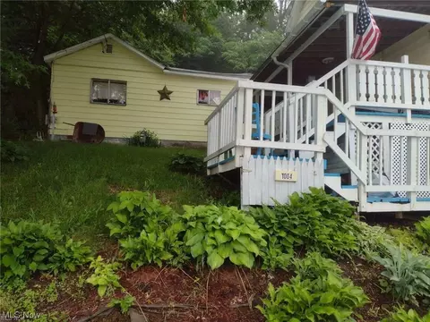 1004 Collins Memorial Dr, Chester, WV 26034