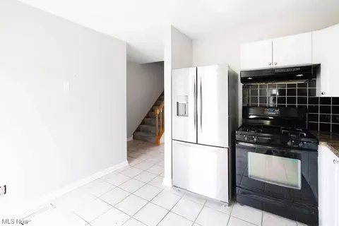 Kitchen - 2409 Bunker #E, Willoughby, OH 44094 photo 3 of 4