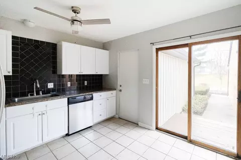 Kitchen - 2409 Bunker #E, Willoughby, OH 44094 photo 4 of 4
