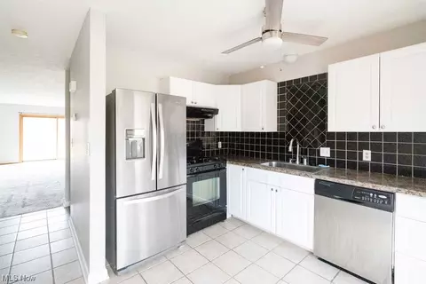 Kitchen - 2409 Bunker #E, Willoughby, OH 44094 photo 1 of 4