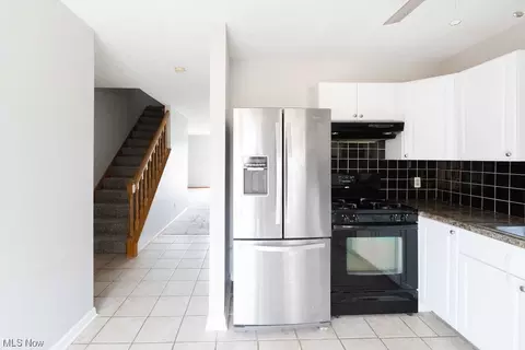 Kitchen - 2409 Bunker #E, Willoughby, OH 44094 photo 2 of 4