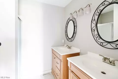Bath - 2409 Bunker #E, Willoughby, OH 44094 photo 2 of 4