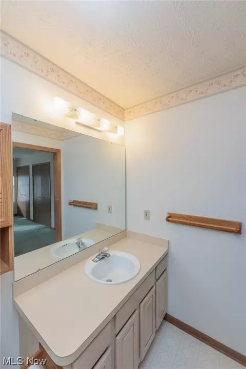 Bath - 328 Kansas Ave, Elyria, OH 44035 photo 2 of 4