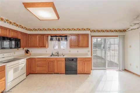 Kitchen - 328 Kansas Ave, Elyria, OH 44035 photo 6 of 7