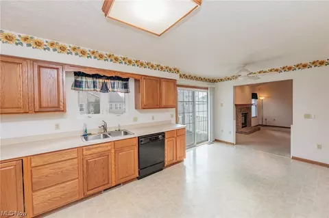 Kitchen - 328 Kansas Ave, Elyria, OH 44035 photo 4 of 7