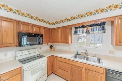Kitchen - 328 Kansas Ave, Elyria, OH 44035 photo 5 of 7