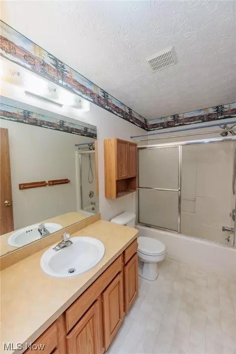 Bath - 328 Kansas Ave, Elyria, OH 44035 photo 3 of 4