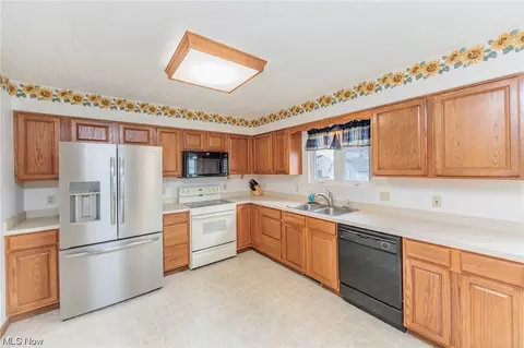 Kitchen - 328 Kansas Ave, Elyria, OH 44035 photo 3 of 7