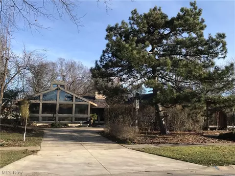 528 Wyleswood Dr, Berea, OH 44017