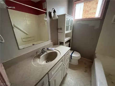 Bath - 431 Delmar Ave, Akron, OH 44310 photo 1 of 2