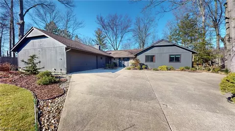 10040 Shale Brook Ct, Strongsville, OH 44149