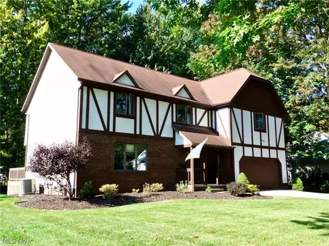 6912 Weatherby Dr, Mentor, OH 44060