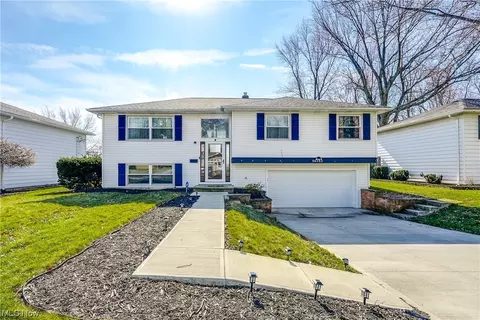 36582 Lakehurst Dr, Eastlake, OH 44095