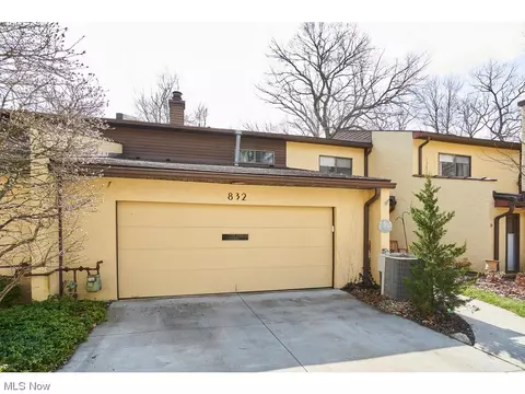 832 Hampton Ridge Dr, Akron, OH 44313