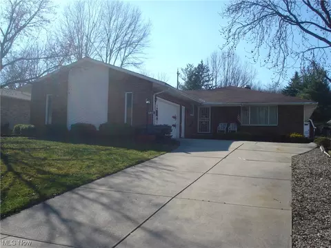 7124 Laura Lee Ln, Seven Hills, OH 44131
