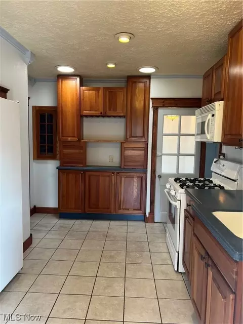 Kitchen - 3334 Ridgewood Ave, Ashtabula, OH 44004 photo 2 of 6