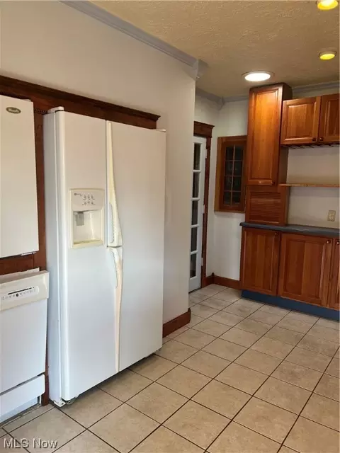 Kitchen - 3334 Ridgewood Ave, Ashtabula, OH 44004 photo 3 of 6