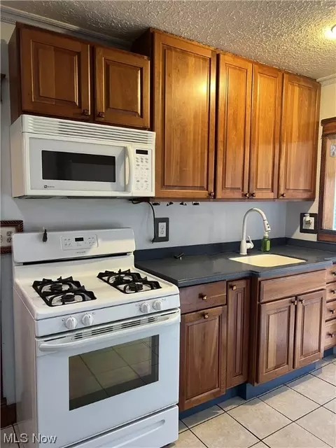 Kitchen - 3334 Ridgewood Ave, Ashtabula, OH 44004 photo 4 of 6