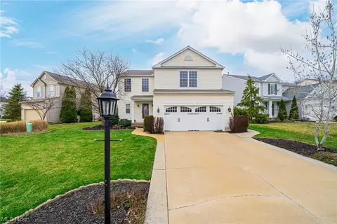 9382 Saybrook Dr, North Ridgeville, OH 44039