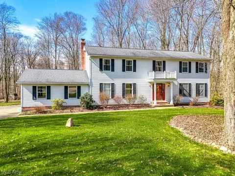 18862 E Rivers Edge Dr, Chagrin Falls, OH 44023
