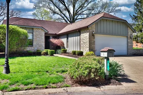 6 Oak Pointe Dr, Coshocton, OH 43812