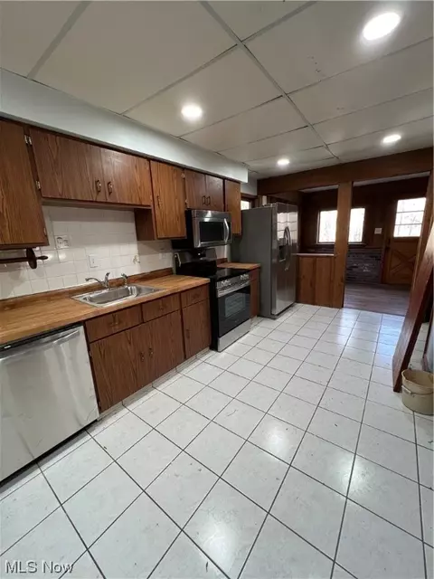 Kitchen - 3905 Carpenter Rd, Ashtabula, OH 44004 photo 2 of 6