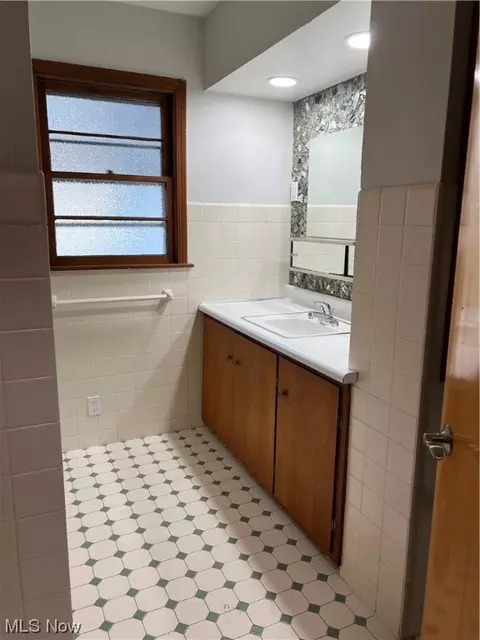 Bath - 3905 Carpenter Rd, Ashtabula, OH 44004 photo 4 of 8