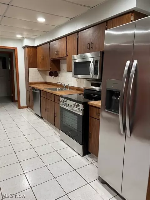 Kitchen - 3905 Carpenter Rd, Ashtabula, OH 44004 photo 3 of 6