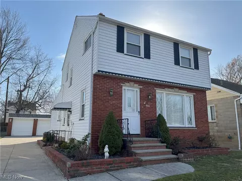 9015 Pinegrove Ave, Parma, OH 44129