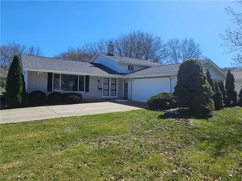 3943 Wood Park Ln, North Olmsted, OH 44070