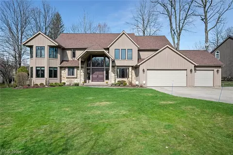 135 Valencia Cir, Orange, OH 44022