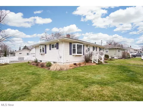 3408 Curtis St, Mogadore, OH 44260
