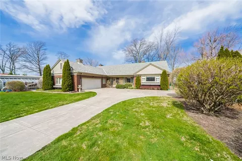 17420 Edgewater Dr, Lakewood, OH 44107