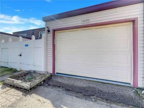 4253 Bennington Blvd #13-E, Brunswick, OH 44212