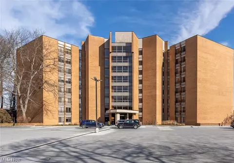22500 Lake Rd, Rocky River, OH 44116