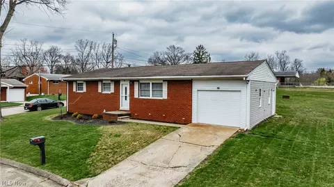 12 Fox Hill Ter, Parkersburg, WV 26104