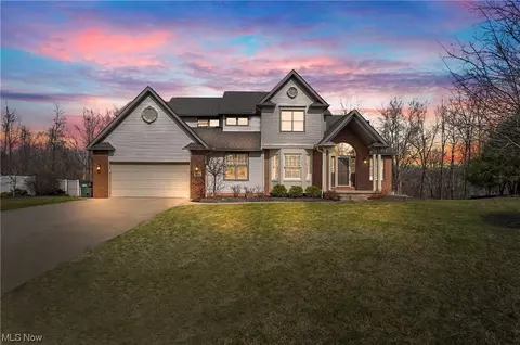 633 Woodhaven Dr, Cuyahoga Falls, OH 44223