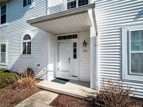256 Vista Cir, North Olmsted, OH 44070