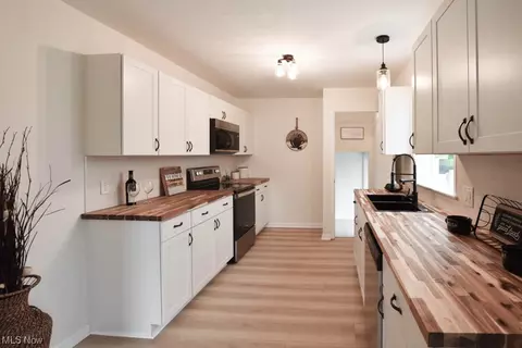 Kitchen - 3424 Brunk Rd, Akron, OH 44312 photo 1 of 4